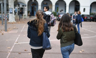 Photo d'illustration aux abords d'un lycée.