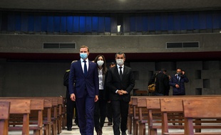 Gérald Darmanin (à droite) a visité lundi l'église Saint-Pierre Chanel de Rillieux-la-Pape en compagnie du maire de la ville Alexandre Vincendet. OLIVIER CHASSIGNOLE
