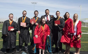 Fin mai 2016, Brandon, Joel, Natalie, Nathan, Kenny Jr, Alexis et Kelsey McCaughey, les seuls septuplés au monde a avoir survécu, ont obtenu leur baccalauréat à Carlisle, aux Etats-Unis.