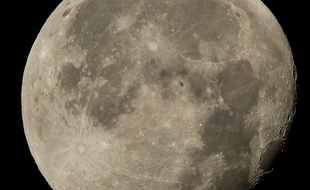 Transit de l'ISS devant la Lune, photo publiée par la Nasa le 2 août 2015.