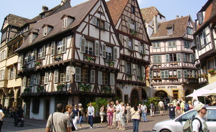 Dans les rues de Colmar (illustration).