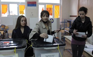Les Serbes de Kosovska Mitrovica retournaient voter dimanche, sous haute surveillance policière, aux municipales kosovares renouvelées après l'annulation du scrutin du 3 novembre dans cette ville, en raison de violences commises par des Serbes opposés à la participation à ce vote.