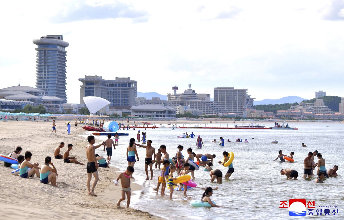 Corée du Nord : « Je recommande à tout le monde d'y aller »... Sur la plage de Wonsan, tapis rouge pour les touristes russes