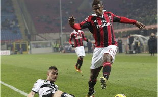Kevin Constant, avec le Milan AC, face à Aleandro Rosi de Parme, le 15 Février 2013 à San Siro (Milan)