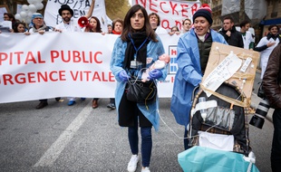 Une manifestation du personnel des hôpitaux publics (médecins, infirmiers, aide-soignants...) à Paris en novembre 2019.