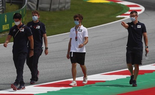 Pierre Gasly (au centre) inspecte le circuit du Red Bull Ring, en Autriche, où aura lieu la reprise de la Formule 1 le 4 juillet 2020.