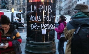 Le collectif Plein la vue a recouvert certains panneaux à Lyon pour interpeller sur la nécessité de limiter l'affichage publicitaire dans les rues de Lyon.
