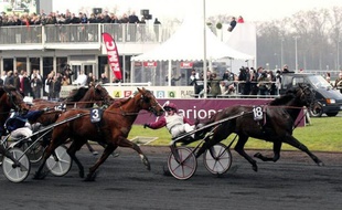 Le trotteur français Ready Cash, grand favori drivé par Franck Nivard, a signé un beau doublé en remportant dimanche le prix d'Amérique, considéré comme le championnat du monde du trot attelé, après une première victoire en 2011.