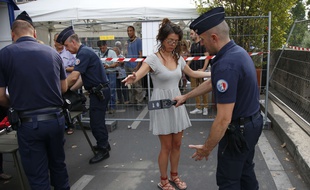 Une femme se fait fouiller à son arrivée sur Tel Aviv sur Seine, le 13 août 2015.