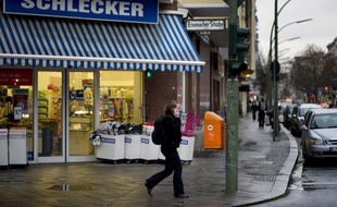 La chaîne allemande de droguerie Schlecker, confrontée à un manque de liquidités, a officiellement déposé le bilan lundi, a indiqué à l'AFP un porte-parole du tribunal d'Ulm (sud).