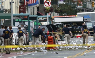 Les enquêteurs cherchent à savoir qui est derrière l'explosion d'un engin samedi en début de soirée dans le quartier de Chelsea à New York, qui a fait 29 blessés légers