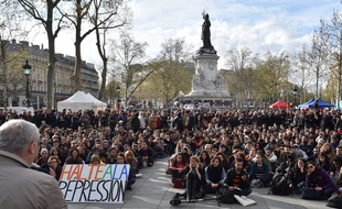Le mouvement Nuit Debout sur la place de la République à Paris, le 15 avril 2016.