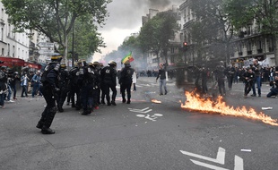 La manifestation contre la loi travail dégénère à Paris, le 12 mai 2016.