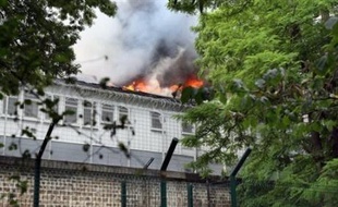 Les deux bâtiments du centre de rétention administrative (CRA) de Vincennes, le plus grand de France, ont été détruits dimanche dans un incendie provoqué par des personnes retenues dont une cinquantaine ont profité de la confusion pour s'enfuir.