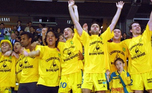 Les joueurs fêtent le 8e titre du FC Nantes dans une Beaujoire en feu !