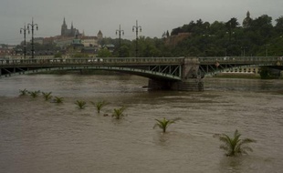La situation était inquiétante à Prague, où des barrages contre les inondations étaient installés en hâte le long de la Vltava, la rivière qui traverse la capitale tchèque. Huit stations de métro ont été fermées dans l'après-midi et un hôpital évacué.