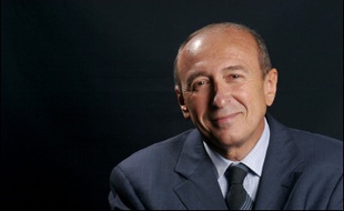 Le sénateur-maire PS de Lyon, Gérard Collomb, est donné gagnant avec dix points d'avance sur le ministre des Transports, Dominique Perben (UMP), au second tour de l'élection municipale prévue en 2008, selon un sondage commandé par l'hebdomadaire Tribune de Lyon, à paraître vendredi.