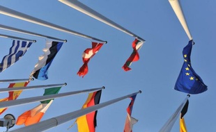 Une majorité relative (47%) des Européens sont d'avis que, pour sortir de la crise, l'UE et ses Etats membres doivent concilier réduction des dépenses publiques et mesures de relance, selon un sondage rendu public mardi par le Parlement européen mais revu mercredi par cette institution.