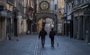 Rouen fait partie des villes où un nouveau foyer a été détecté. Ici, rue du Gros-Horloge, le 23 mars 2020.