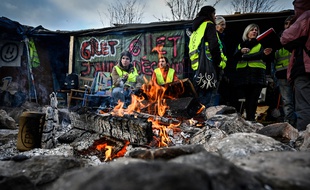 Le campement en bois de Saint-Etienne construit par des «gilets jaunes», ici en décembre, avant qu'il ne soit brûlé dimanche.