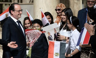Le président François Hollande en visite à la mosquée Mohamed Ali le 18 avril 2016 au Caire