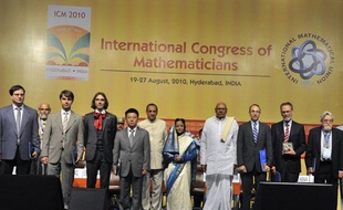 En Inde à Hyderabad, durant l'ouverture de la cérémonie du congrès inernational des mathématique le 19 Août 2010.
De gauche à droite, les quatre médaillés Fields: Elon LindenstraussStanislav Smirnov, Cédric Villani, Ngo Bau Chau, puis: la présidente de l'Inde, Daniel Spielman (prix Rolf Nevanlinna), Yves Meyer (prix de Gauss) et Chern Medal, gagnant du prix Louis Nirenberg.