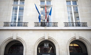 La porte d'entrée de Sciences Po rue Saint-Guillaume.