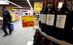 Rayon vins d'un supermarché en France.