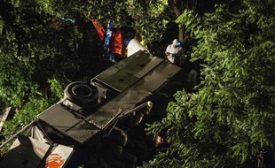 Trois personnes sont visées par l'enquête préliminaire pour "homicides involontaires" ouverte après l'accident de car qui a fait au moins 38 morts dimanche soir dans le sud de l'Italie, a-t-on appris jeudi de sources judiciaires citées par l'agence Ansa.
