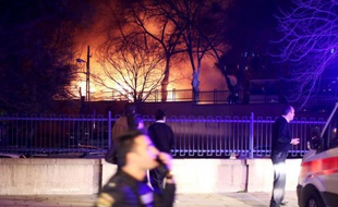 Des pompiers et des habitants à proximité du site de l'attentat meurtrier, à Ankara le 17 février 2016 en Turquie