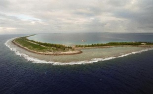 Vue aérienne datée du 6 juin 2000 de l'atoll de Fangataufa, où la France a procédé à des essais nucléaires