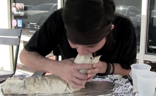 Matt Stonie dévore un burrito géant