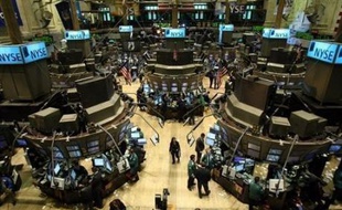 La Bourse de New York a terminé sans direction claire lundi, dans un marché calme pour le dernier jour de transaction du trimestre, malgré une poussée du pétrole au delà de 143 dollars le baril: le Dow Jones a gagné 0,03%, et le Nasdaq a perdu 0,98%