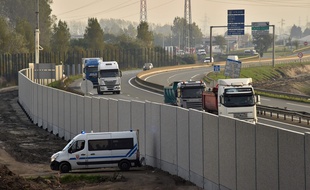 La justice a validé la construction du mur de Calais.