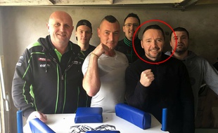 Gaëtan Coudevylle avec d'autres membres de son club de bras de fer.