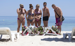Des touristes le 28 juin 2015 devant le Riu Imperial Marhaba Hotel à Sousse. AFP PHOTO / KENZO TRIBOUILLARD