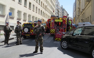 Des militaires devant devant l'immeuble où à eu lieu la perquisition dans le cadre de l'enquête anti-terroriste, mardi 18 avril à Marseille.