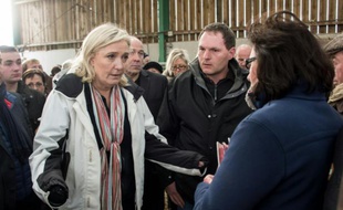 Marine Le Pen en campagne le 10 décembre 2015 à Quesmy