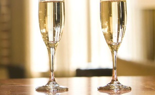 Deux verres de champagne.