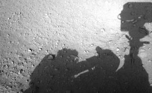 Le rover Curiosity a-t-il photographié un homme sur Mas?