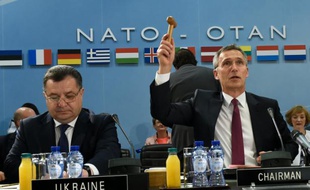 Le secrétaire général de l'OTAN Jens Stoltenberg (d) et le ministre de la Défense ukrainien Stepan Poltorak, lors d'une conférence au siège de l'OTAN à Bruxelles le 15 juin 2016