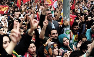 Des partisans de Selahattin Demirtas lors d'un rassemblement de campagne le 6 juin 2015 à Istanbul