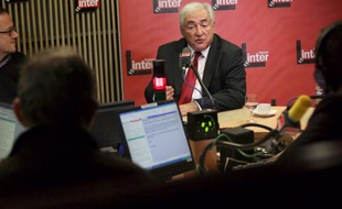 Le socialiste Dominique Strauss-Kahn s'est dit lundi "touché" par les sondages le donnant favori de la gauche pour la présidentielle de 2012, et "très attentif à la situation française", tout en soulignant que son poste à la tête du FMI occupait "tout (son) temps".