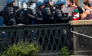 Les policiers font face aux manifestants en marge du G7, à Bayonne, le 24 août 2019.