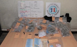 Photo de la police d'une saisie de cannabis à Marseille et d'un panneau affichant les stocks disponibles dont se servaient les dealers pour informer les clients, le 7 novembre 2013.