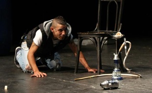 Un acteur amateur, un alaouite du quartier de Jabal Mohsena à Tripoli joue une scène d'un conte tripolitain, dans un théâtre à Beyrouth le 15 juin 2015