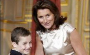 Cécilia Sarkozy a rendu la carte de paiement de la présidence de la République, qu'elle a utilisée deux fois pour des déjeuners professionnels, "pour éviter toute polémique" avant une refonte des règles de transparence de l'Elysée, a indiqué mercredi le porte-parole du gouvernement.