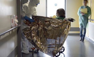Un membre de l'équipe de santé de l'Hôpital civil de Strasbourg pendant un exercice de préparation à l'épidémie Ebola, le 24 octobre 2014.