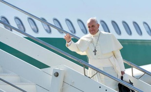 Le Pape François embarque pour la Corée du Sud le 13 août 2014 à l'aéroport international de Fiumicino à Rome