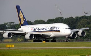 Le premier Airbus A380 commercial vers l'Europe, un appareil de la compagnie aérienne Singapore Airlines (SIA), a décollé mardi matin de Singapour et doit se poser dans l'après-midi à l'aéroport de Londres Heathrow, a constaté un journaliste de l'AFP.